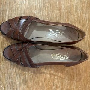 Vintage Ferragamo low heel open toe sandals 9.5